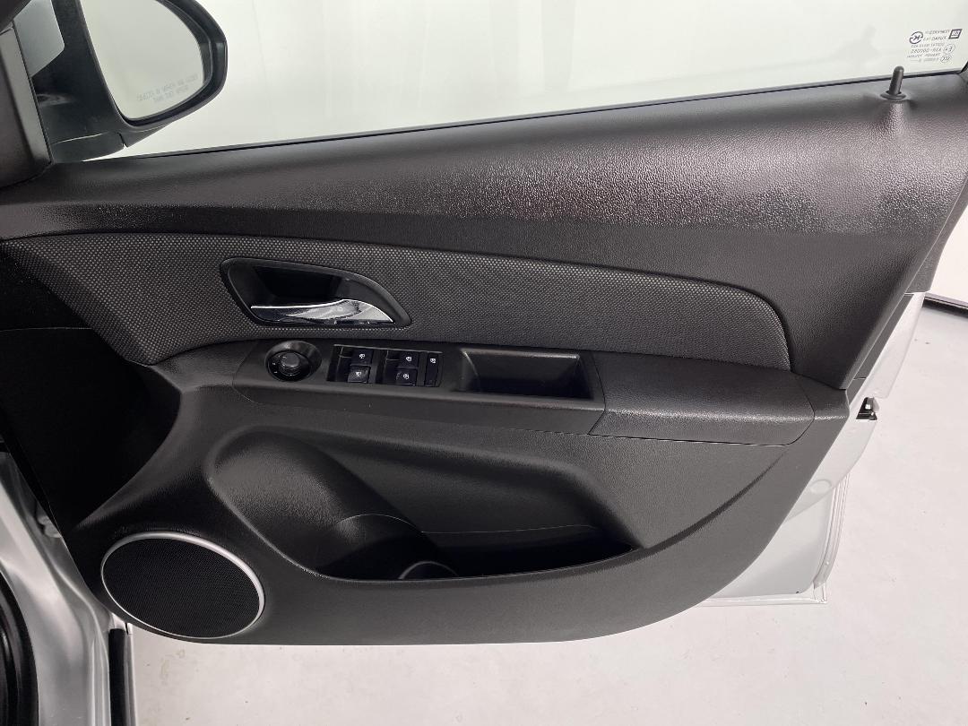 Photo '15' of Holden Cruze