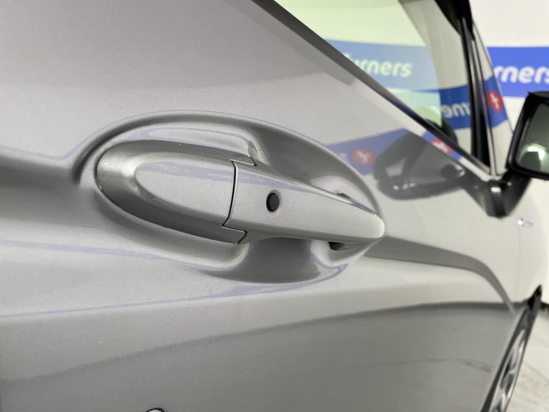 Photo '26' of Honda FIT Photo '26' of Honda FIT