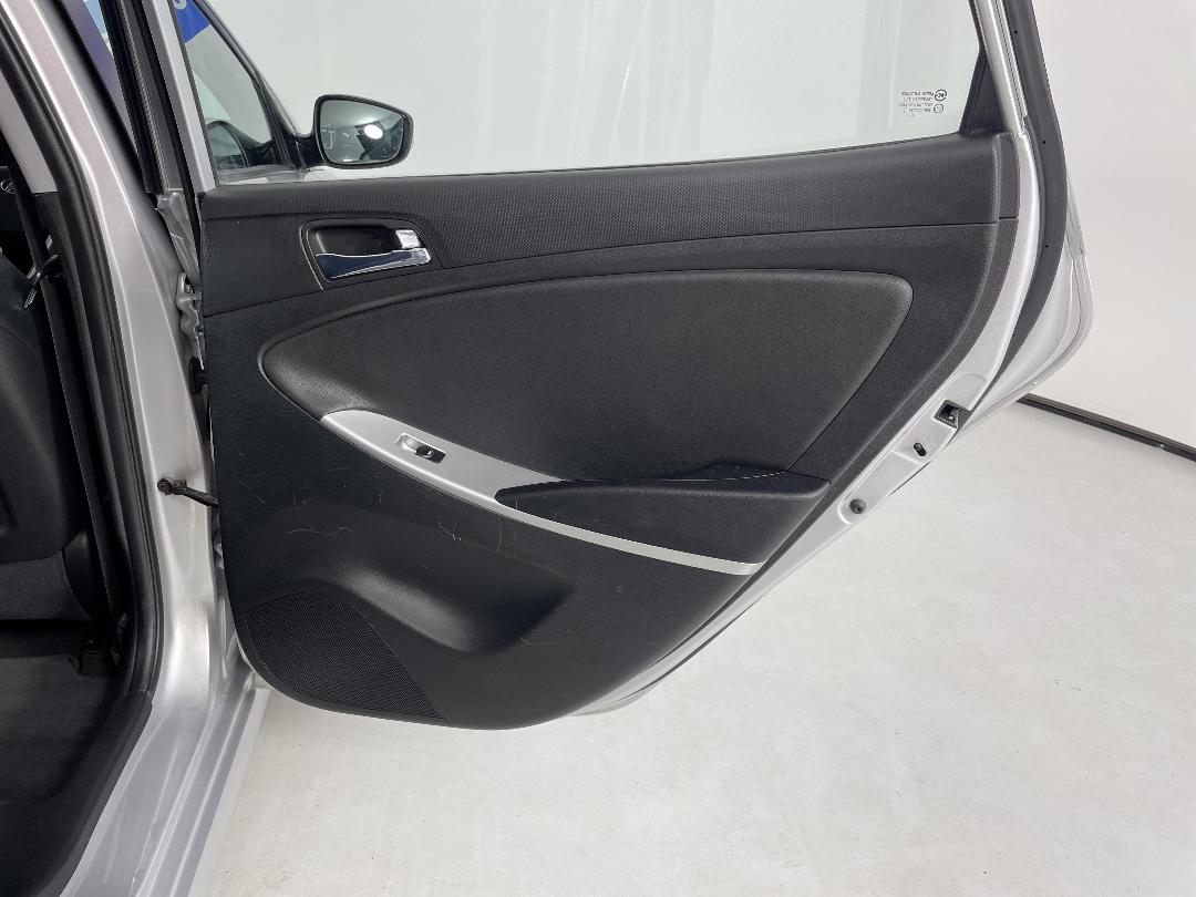 Photo '19' of Hyundai Accent