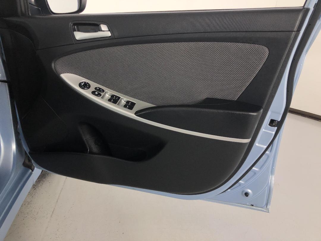 Photo '15' of Hyundai Accent Photo '15' of Hyundai Accent