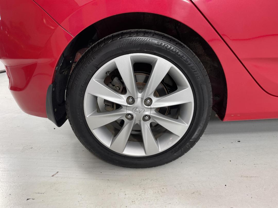 Photo '12' of Hyundai Accent Photo '12' of Hyundai Accent