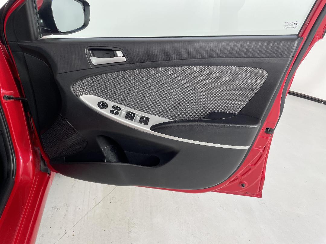 Photo '15' of Hyundai Accent Photo '15' of Hyundai Accent