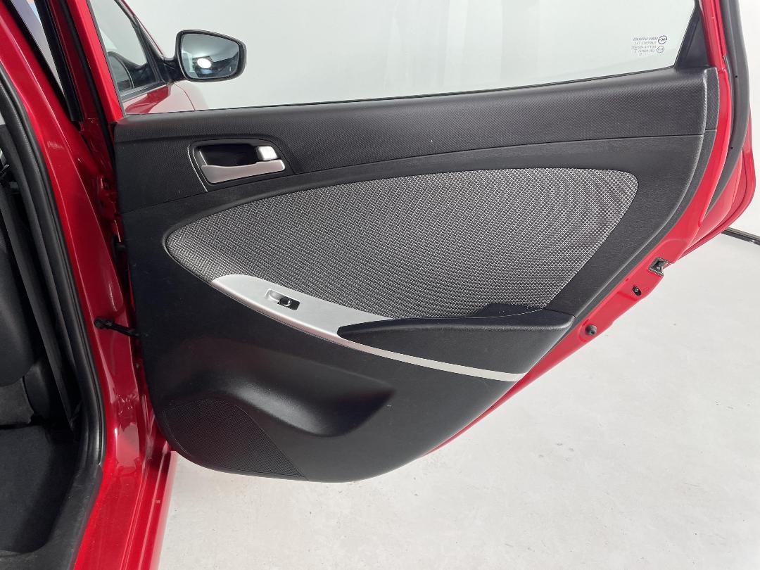 Photo '19' of Hyundai Accent Photo '19' of Hyundai Accent