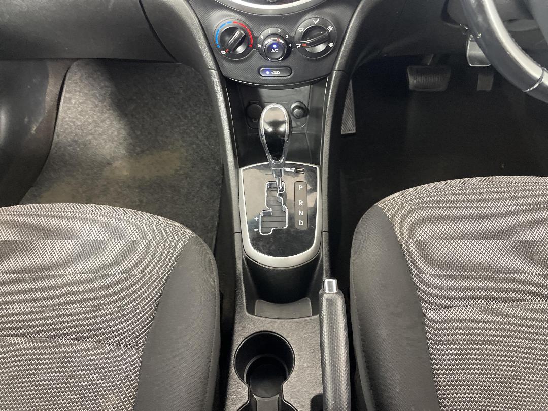 Photo '18' of Hyundai Accent Photo '18' of Hyundai Accent