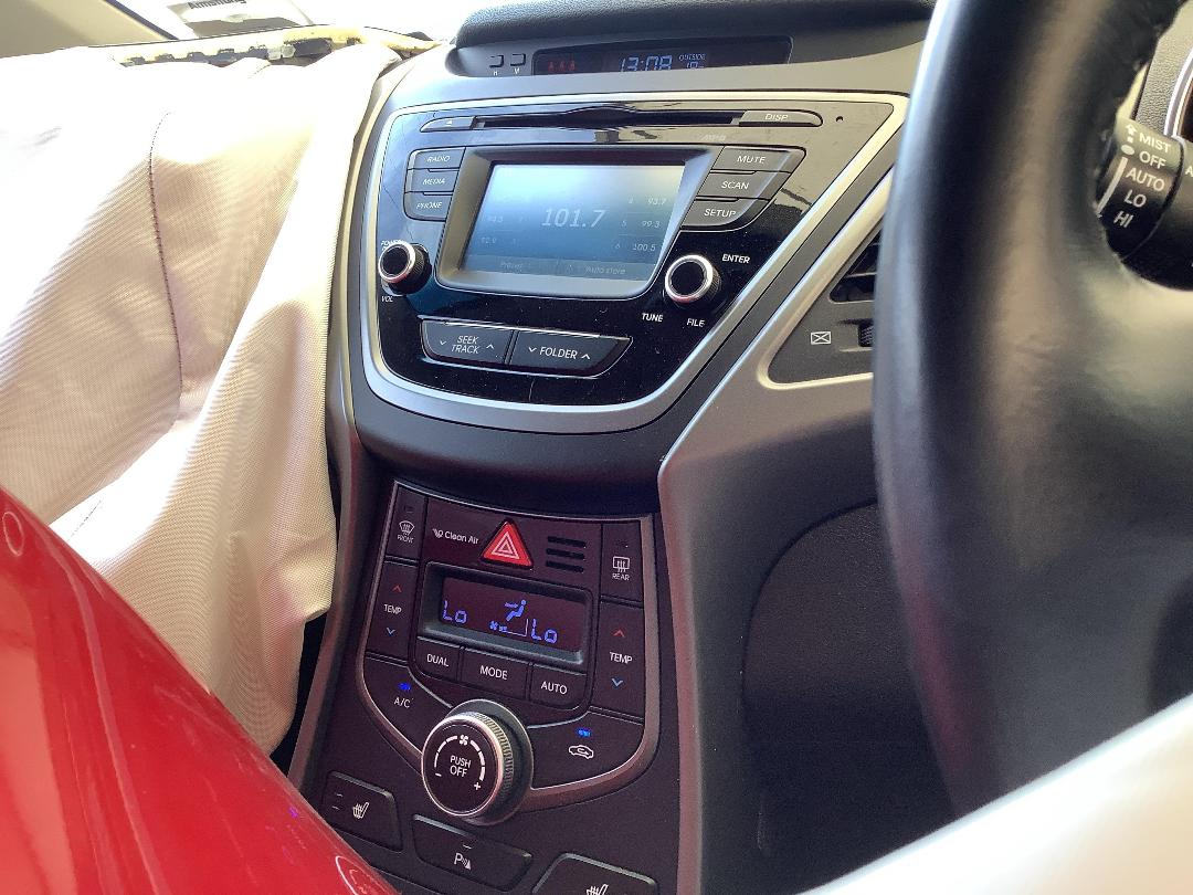 Photo '20' of Hyundai Elantra Photo '20' of Hyundai Elantra