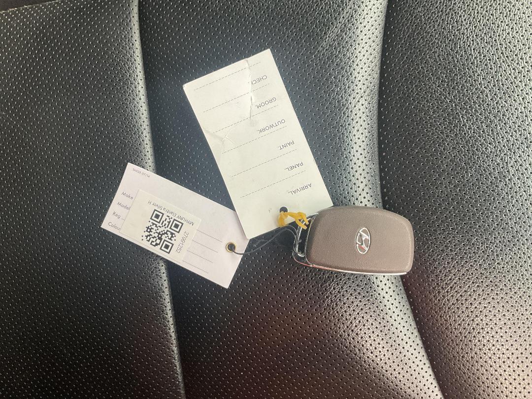 Photo '17' of Hyundai Elantra Photo '17' of Hyundai Elantra