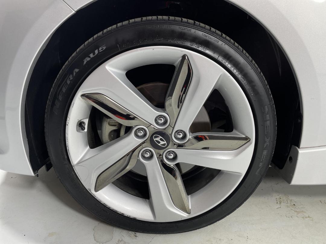 Photo '10' of Hyundai Veloster Photo '10' of Hyundai Veloster