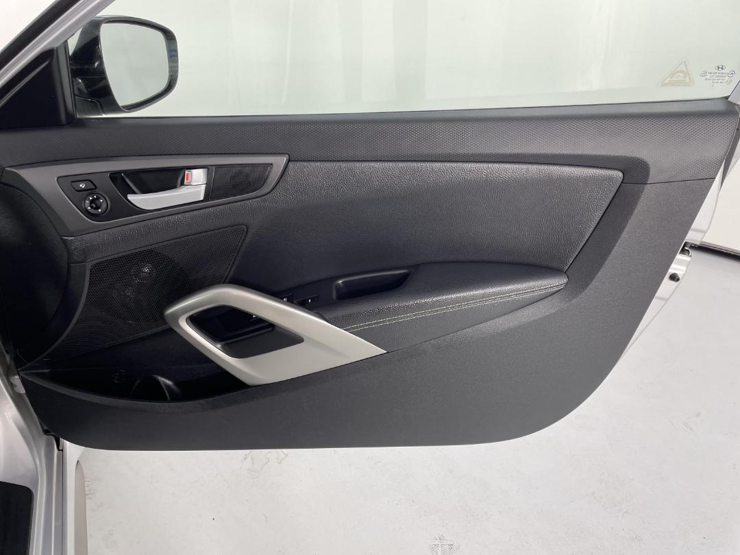 Photo '15' of Hyundai Veloster Photo '15' of Hyundai Veloster