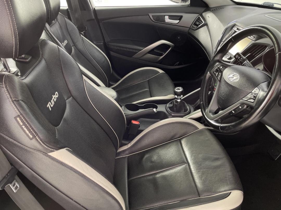 Photo '16' of Hyundai Veloster Photo '16' of Hyundai Veloster