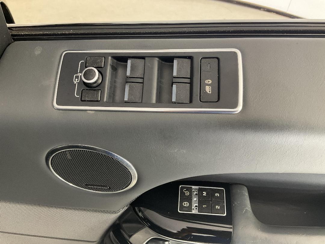 Photo '32' of Land Rover Range Rover Sport Photo '32' of Land Rover Range Rover Sport