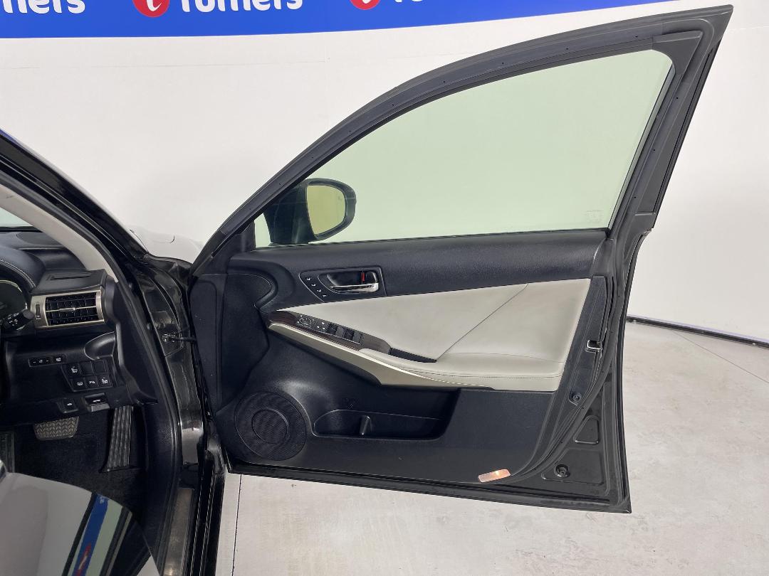 Photo '15' of Lexus IS300