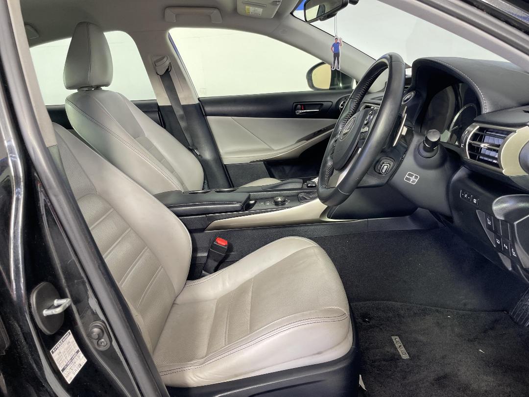 Photo '16' of Lexus IS300