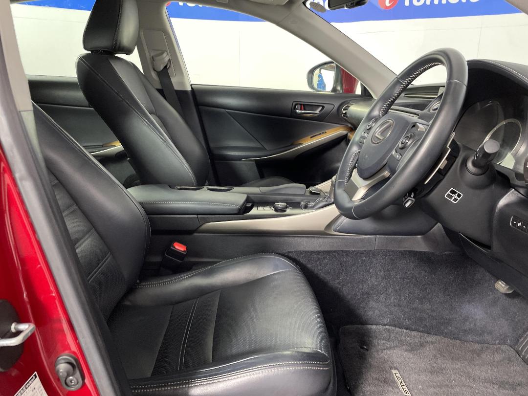 Photo '16' of Lexus IS300H Photo '16' of Lexus IS300H