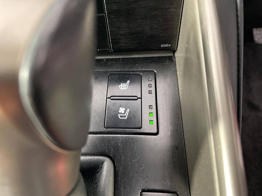 Photo '29' of Lexus IS300H Photo '29' of Lexus IS300H