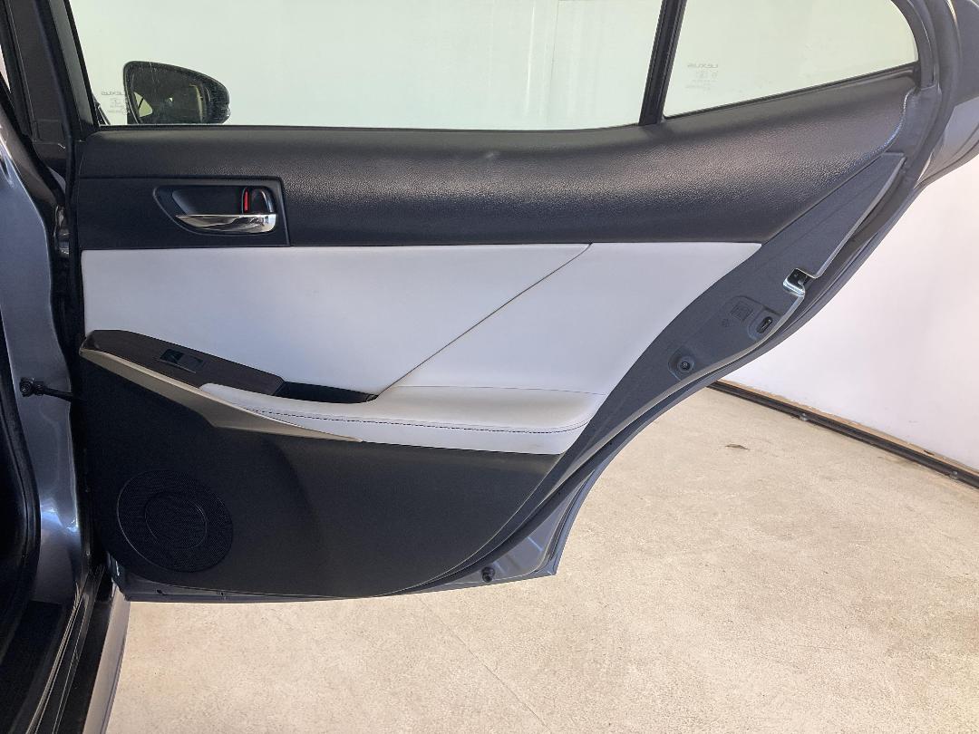 Photo '19' of Lexus IS350