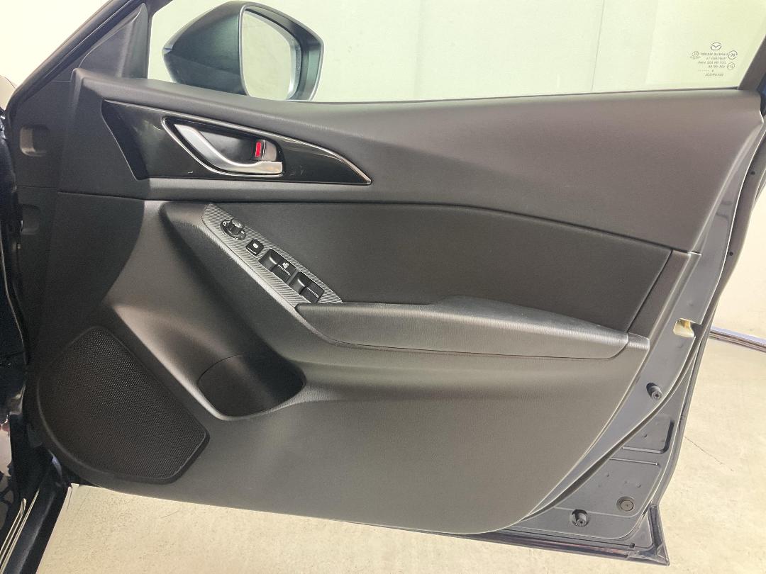 Photo '15' of Mazda Axela