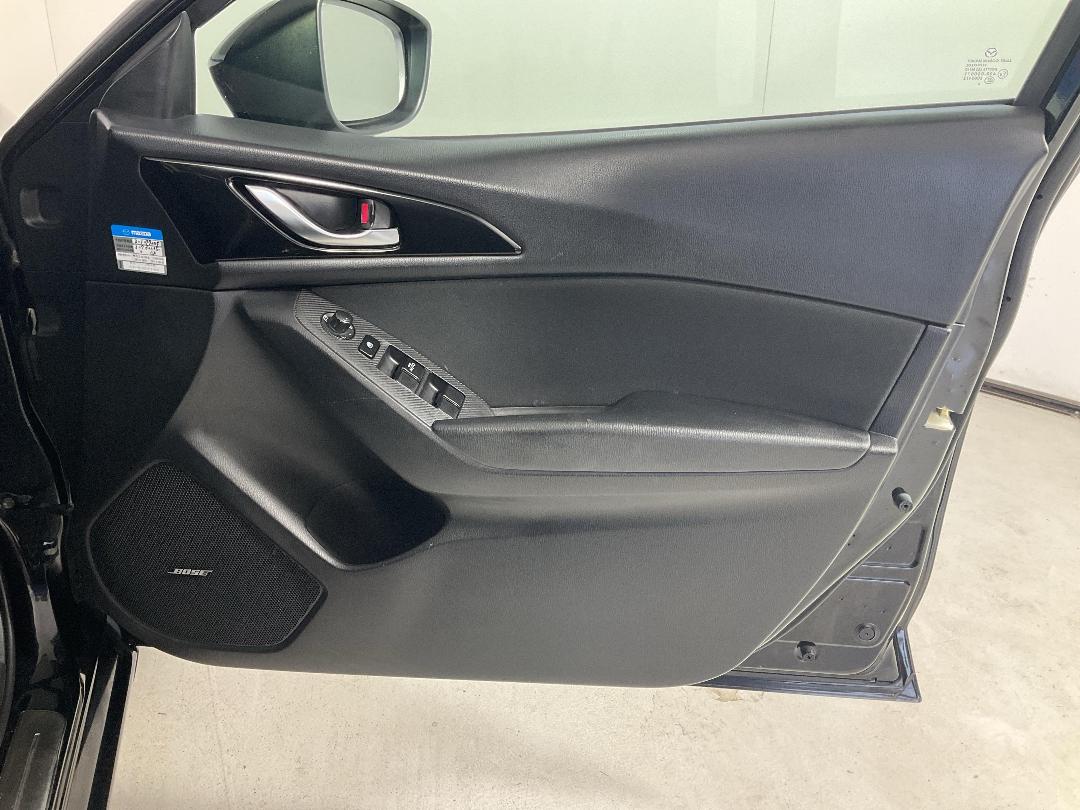 Photo '15' of Mazda Axela