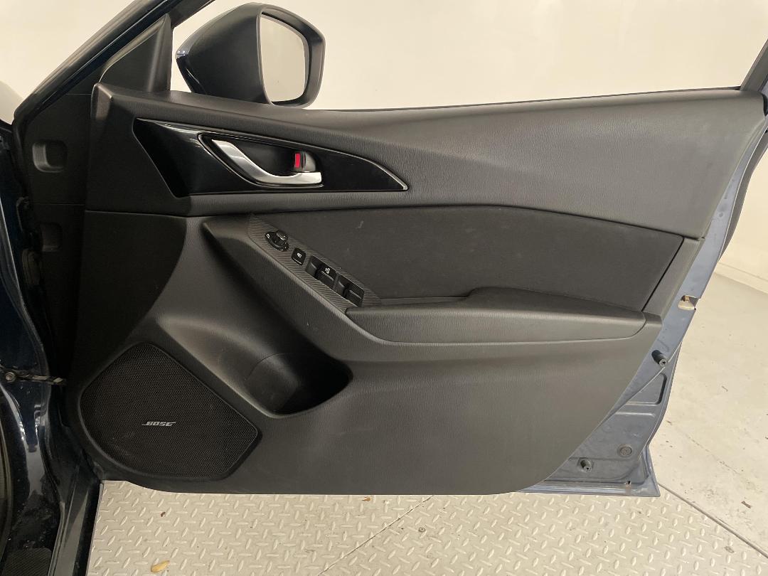 Photo '15' of Mazda Axela