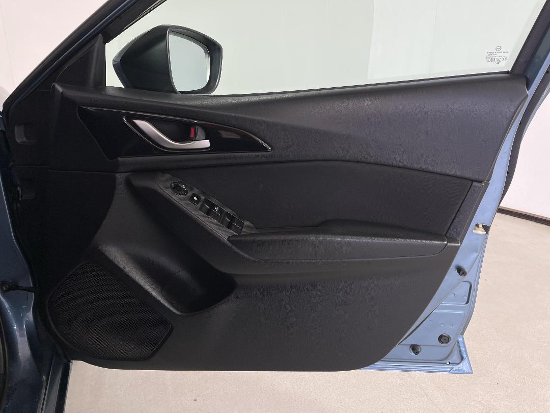 Photo '15' of Mazda Axela