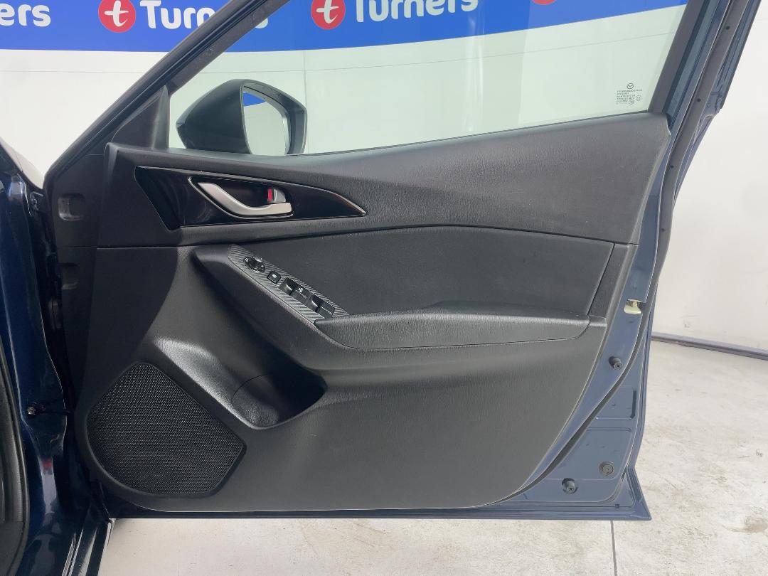 Photo '15' of Mazda Axela