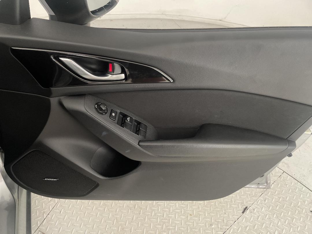 Photo '15' of Mazda Axela