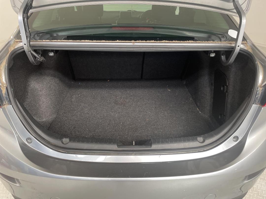 Photo '14' of Mazda Axela