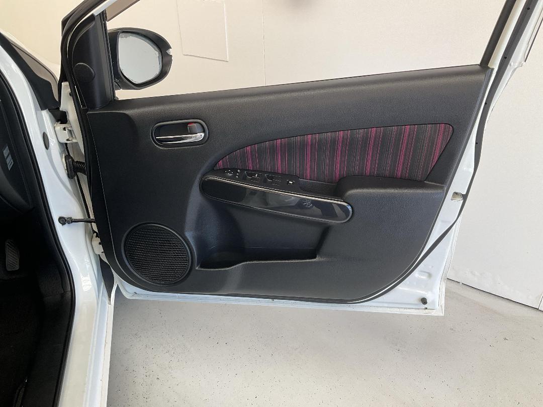 Photo '15' of Mazda Demio Photo '15' of Mazda Demio