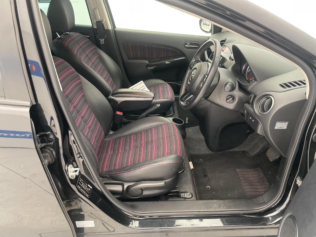 Photo '16' of Mazda Demio Photo '16' of Mazda Demio