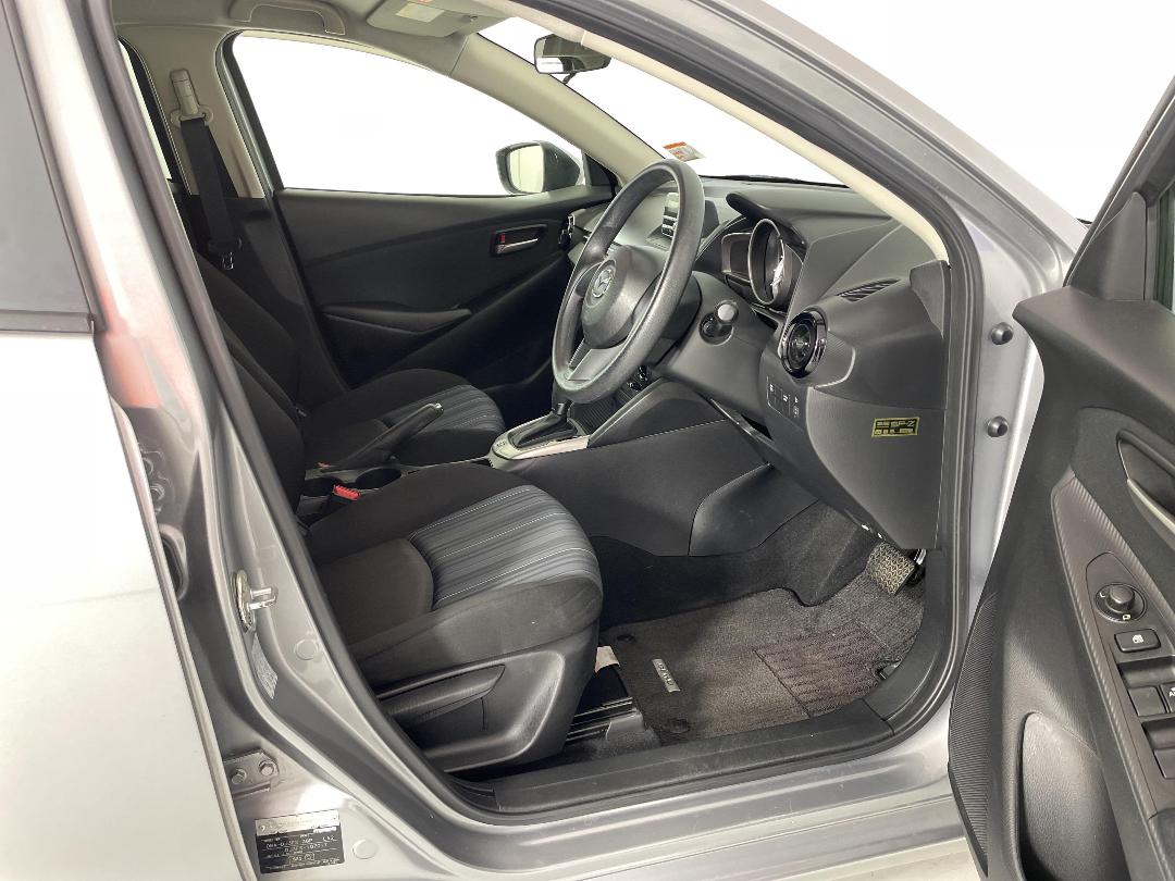 Photo '16' of Mazda Demio Photo '16' of Mazda Demio