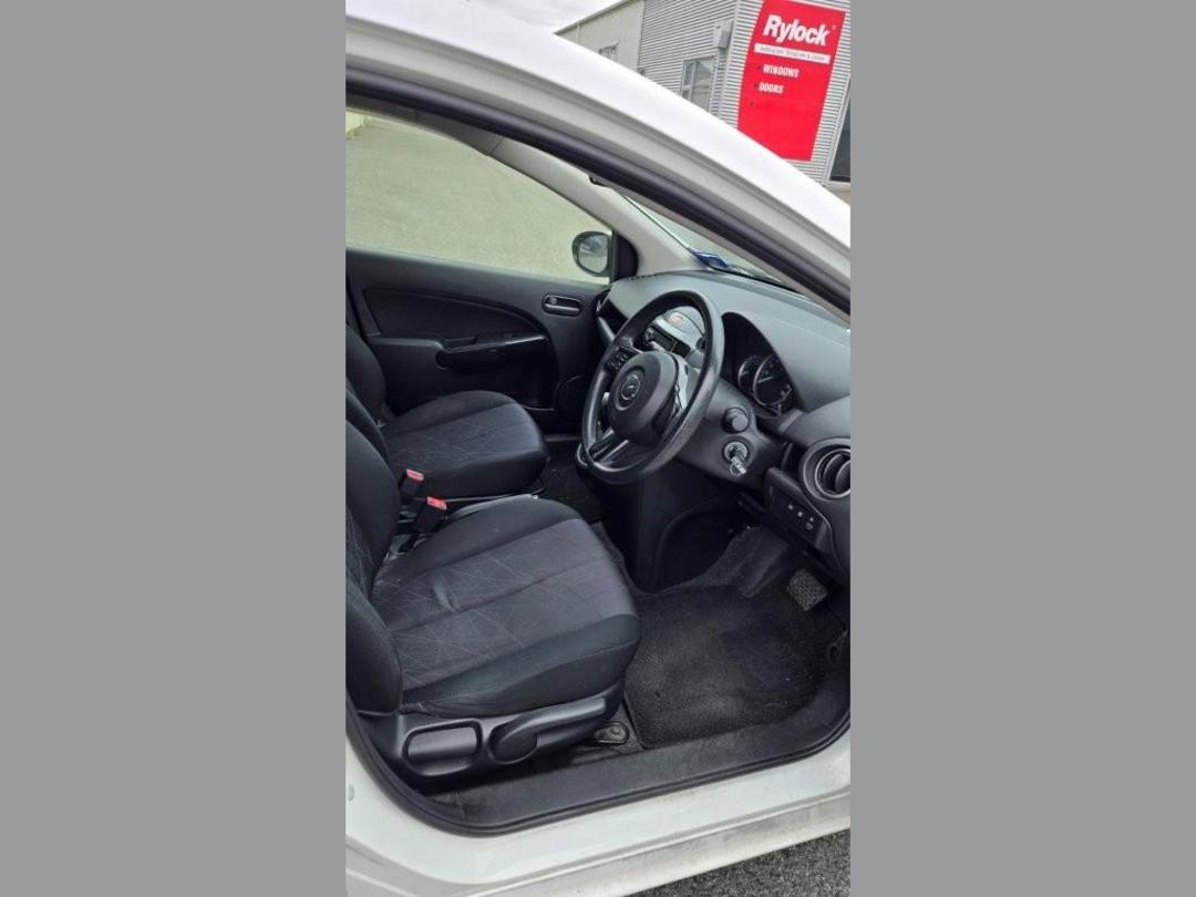 Photo '4' of Mazda Demio Photo '4' of Mazda Demio