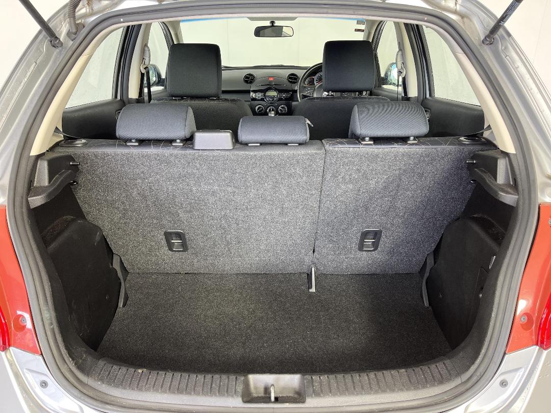 Photo '14' of Mazda Mazda2