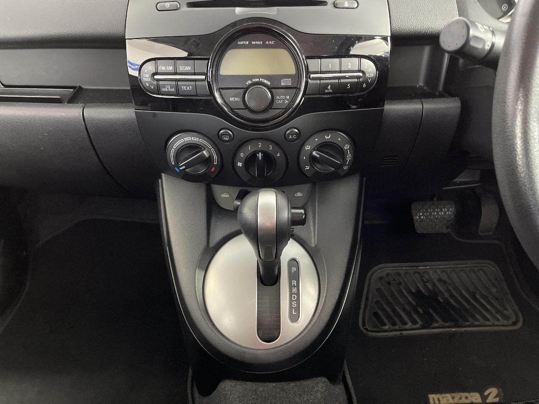 Photo '18' of Mazda Mazda2