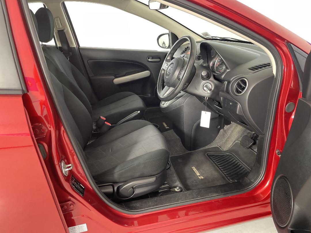 Photo '16' of Mazda Mazda2