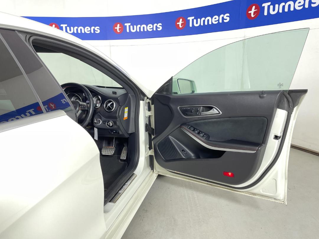 Photo '10' of Mercedes-Benz CLA250 AMG Line Photo '10' of Mercedes-Benz CLA250 AMG Line