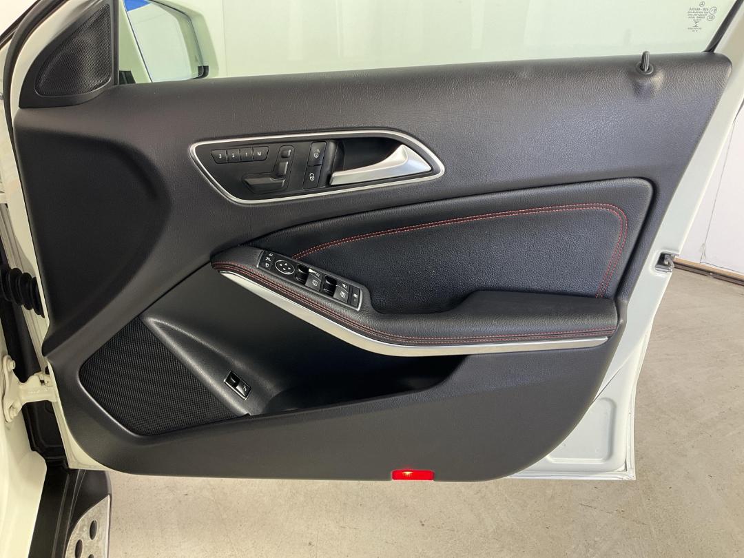 Photo '15' of Mercedes-Benz GLA180 Photo '15' of Mercedes-Benz GLA180