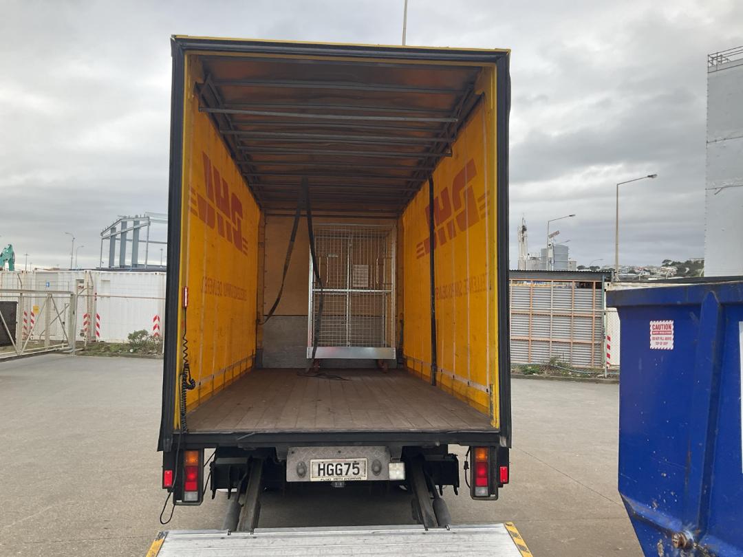 Photo '6' of Mitsubishi Fuso Canter HEV60G2 EURO5 HYBRID Curtainsider