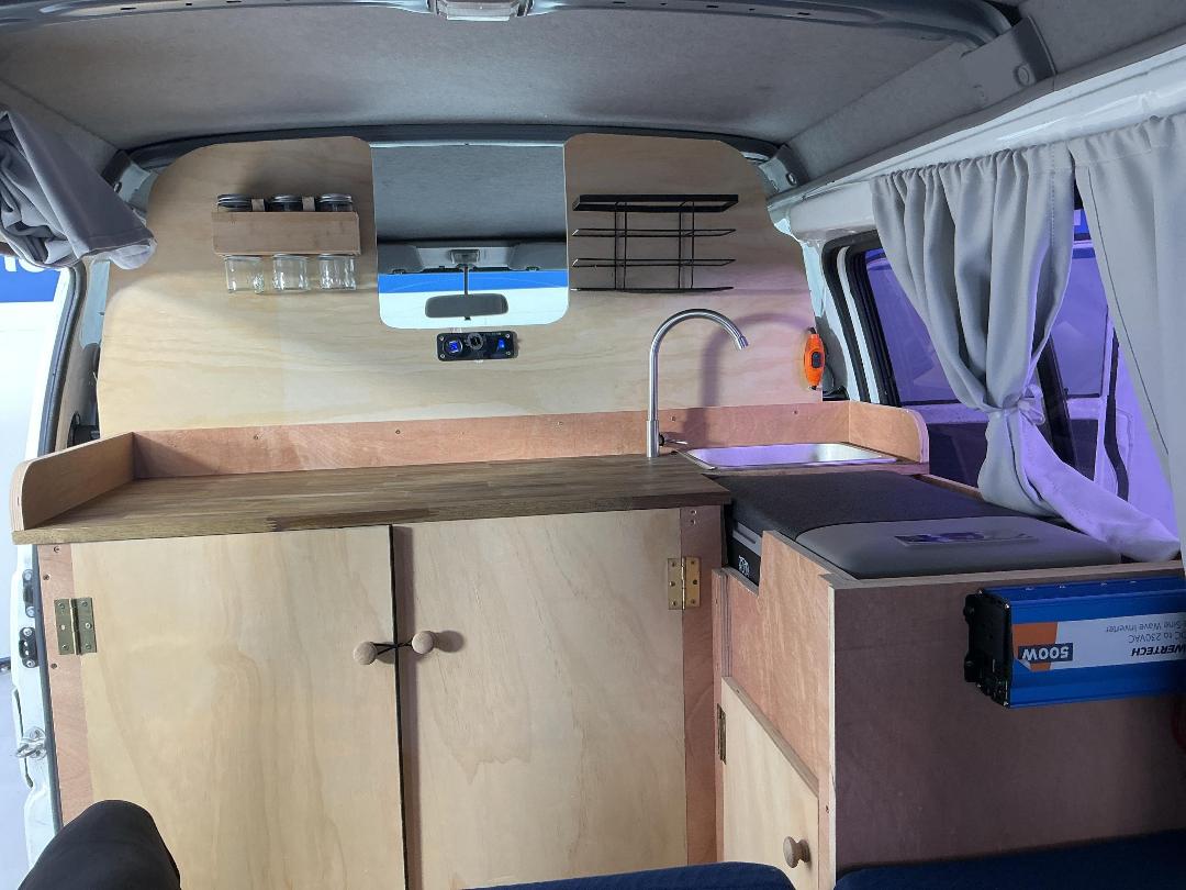 Photo '24' of Mitsubishi L300