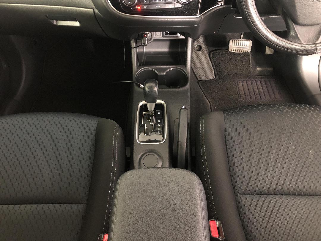 Photo '18' of Mitsubishi Outlander