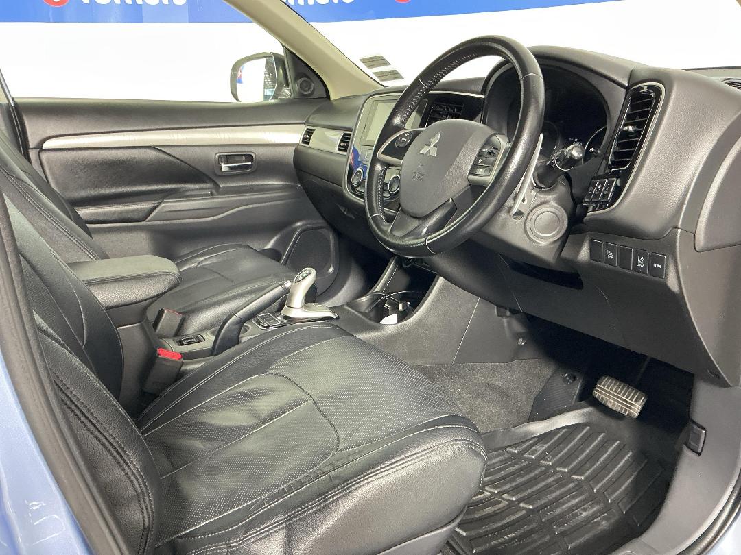 Photo '16' of Mitsubishi Outlander