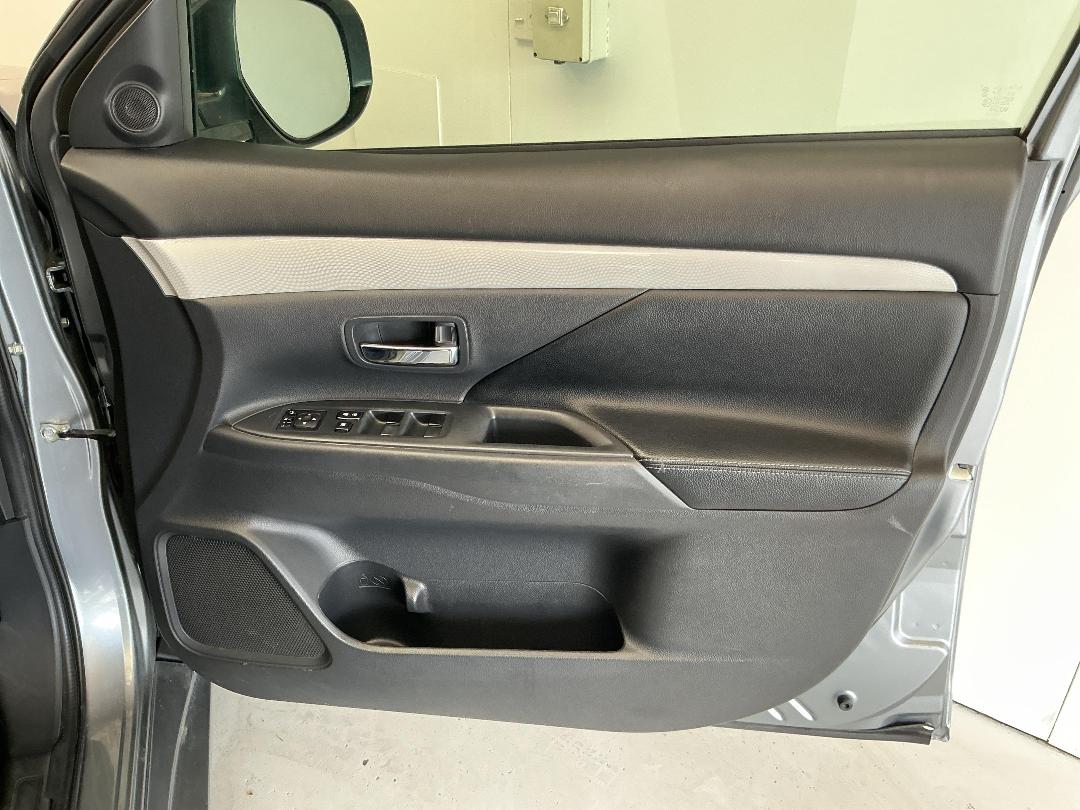 Photo '15' of Mitsubishi Outlander