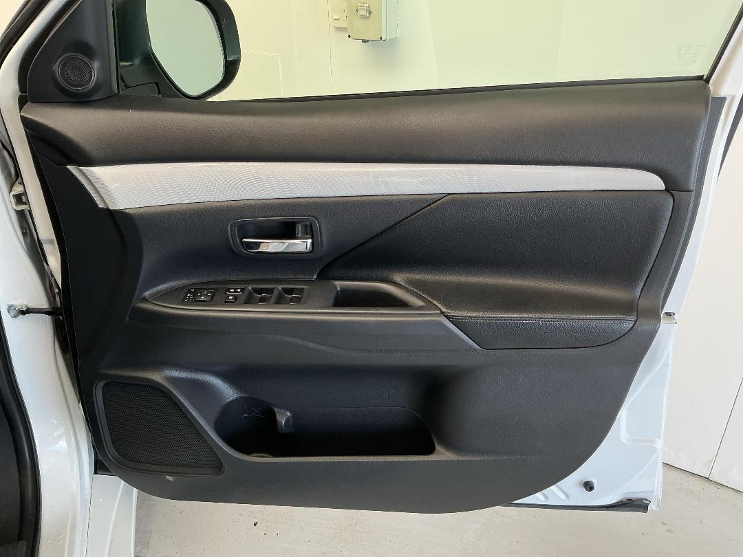 Photo '15' of Mitsubishi Outlander