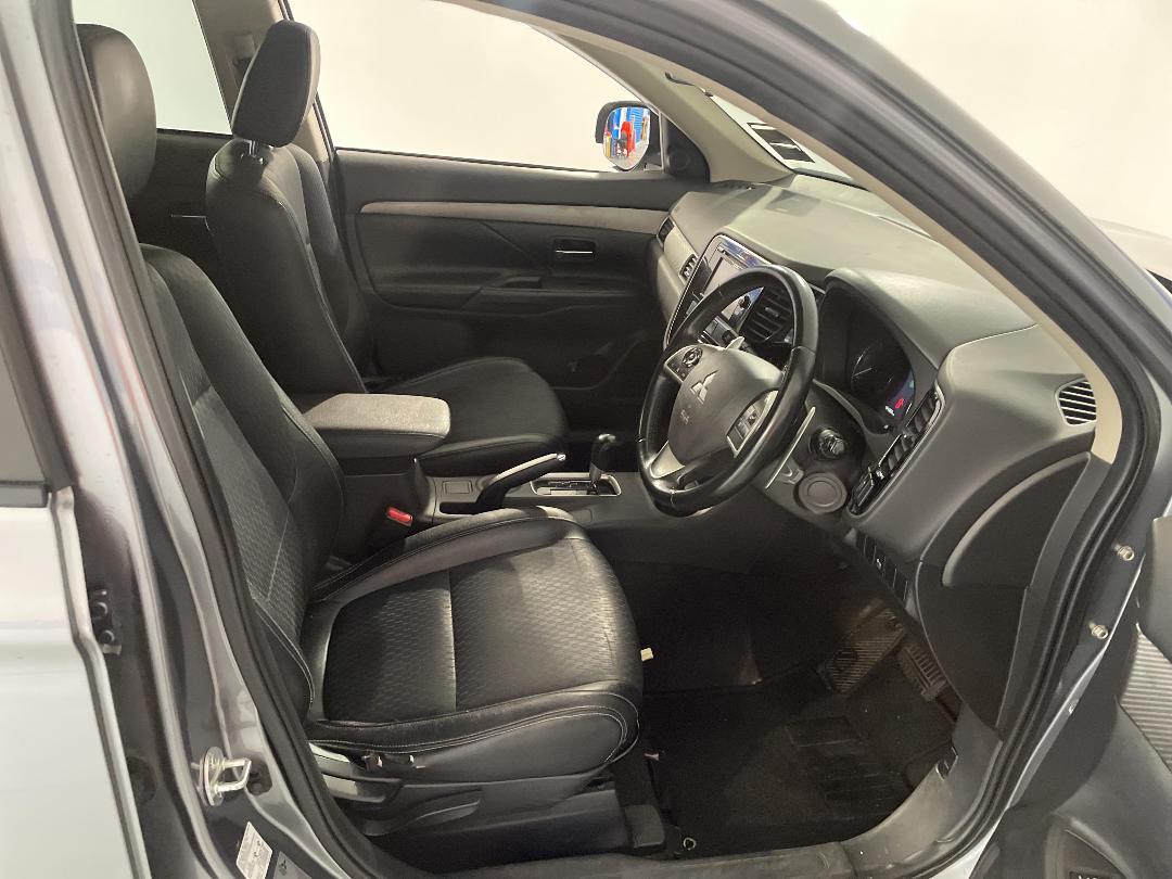 Photo '16' of Mitsubishi Outlander Photo '16' of Mitsubishi Outlander