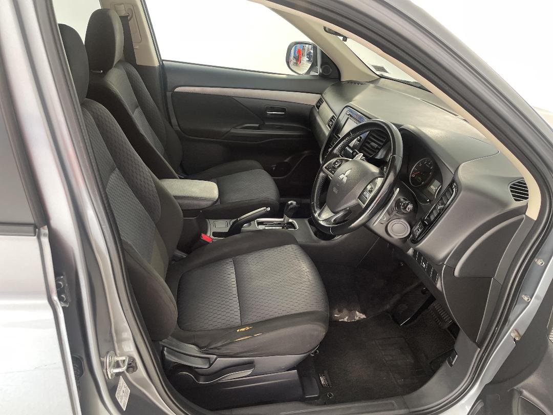 Photo '16' of Mitsubishi Outlander Photo '16' of Mitsubishi Outlander