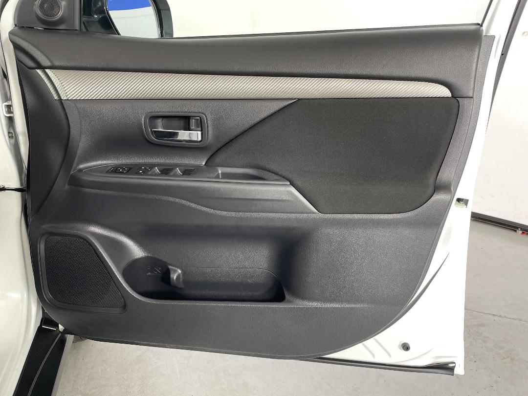 Photo '15' of Mitsubishi Outlander Photo '15' of Mitsubishi Outlander