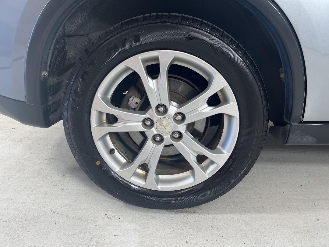 Photo '12' of Mitsubishi Outlander