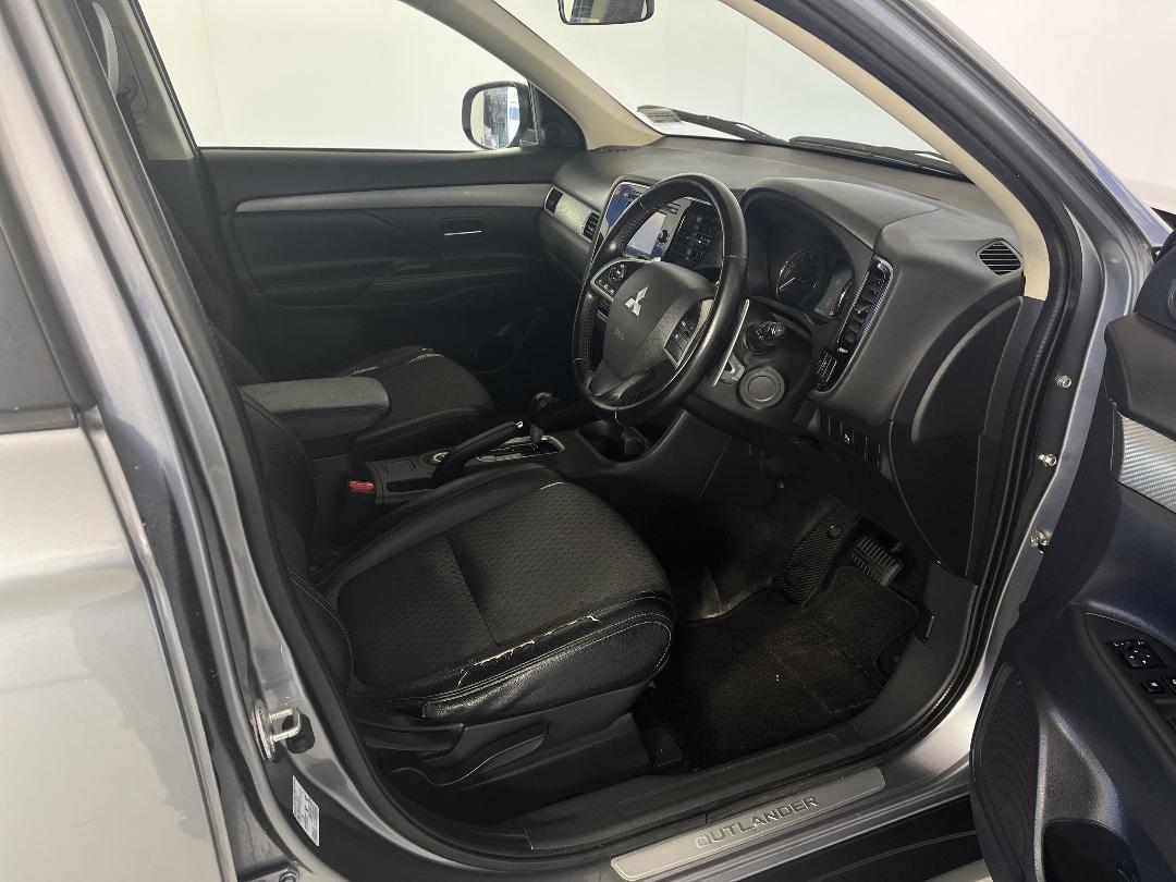 Photo '16' of Mitsubishi Outlander