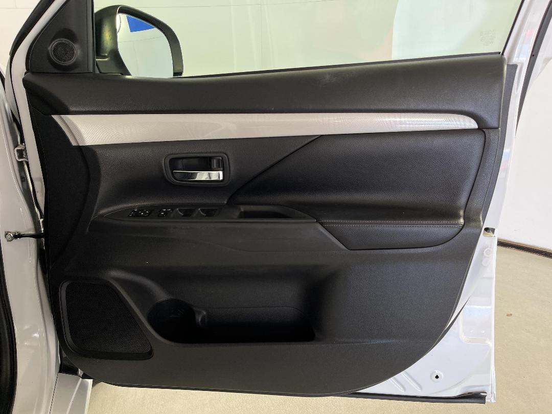 Photo '15' of Mitsubishi Outlander Photo '15' of Mitsubishi Outlander