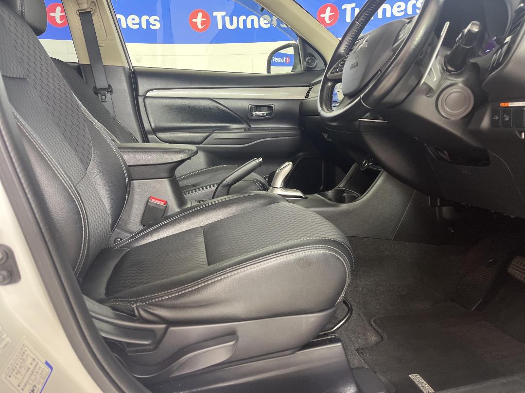 Photo '16' of Mitsubishi Outlander Photo '16' of Mitsubishi Outlander