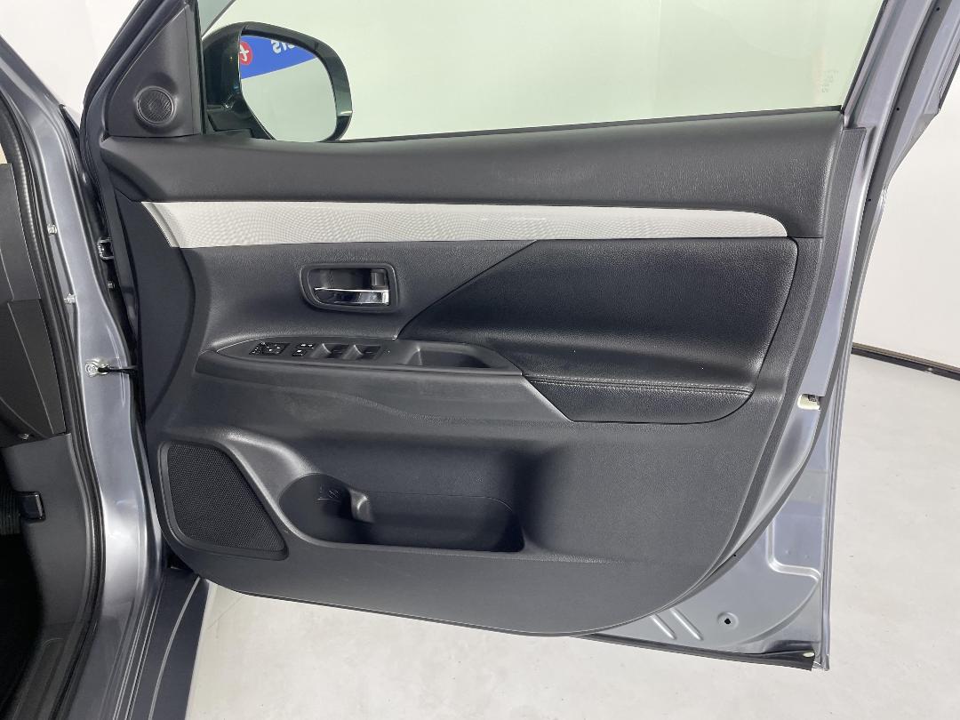 Photo '15' of Mitsubishi Outlander Photo '15' of Mitsubishi Outlander