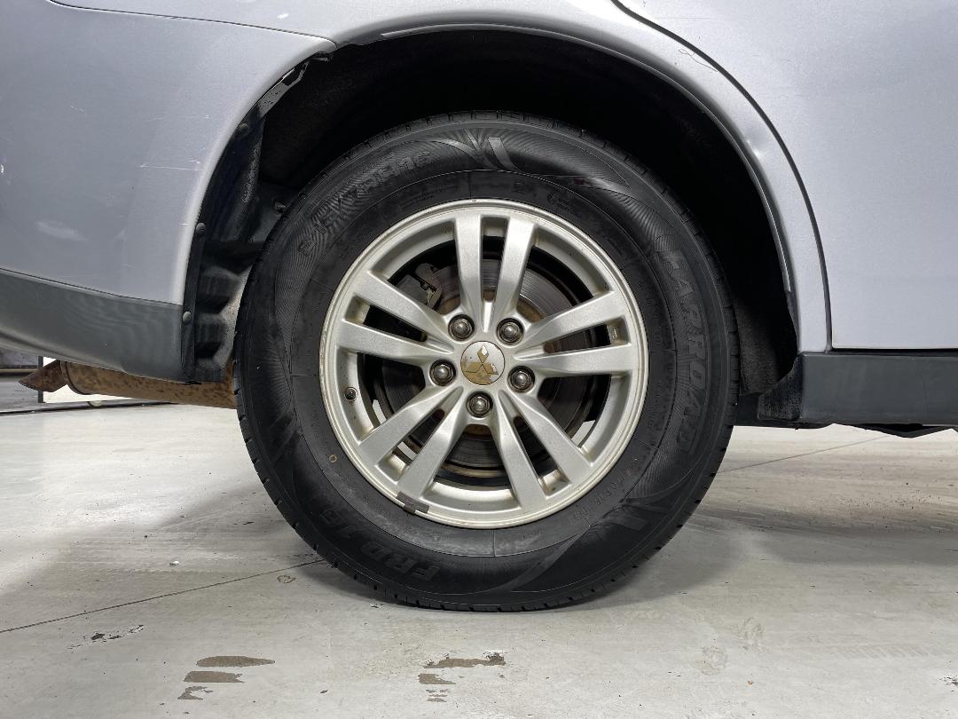 Photo '12' of Mitsubishi Outlander